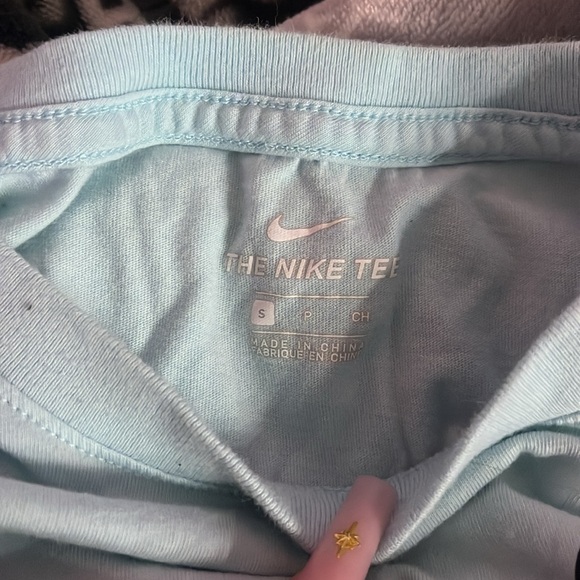 women’s small nike t-shirt - Picture 2 of 2